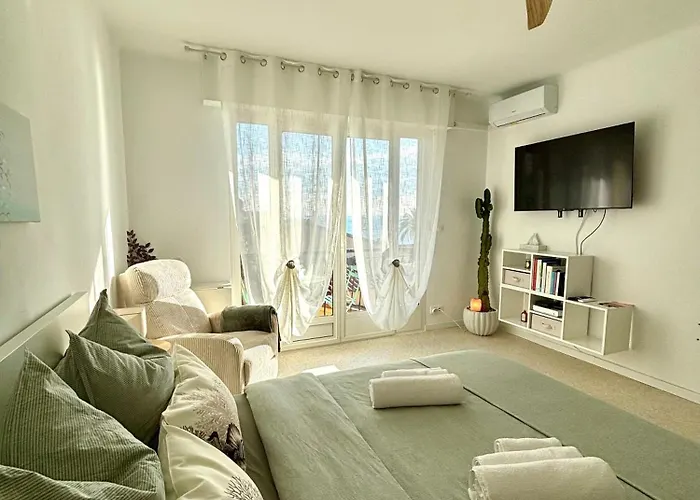 Апартаменти Sea View With Balcony, Near Italy & Monaco